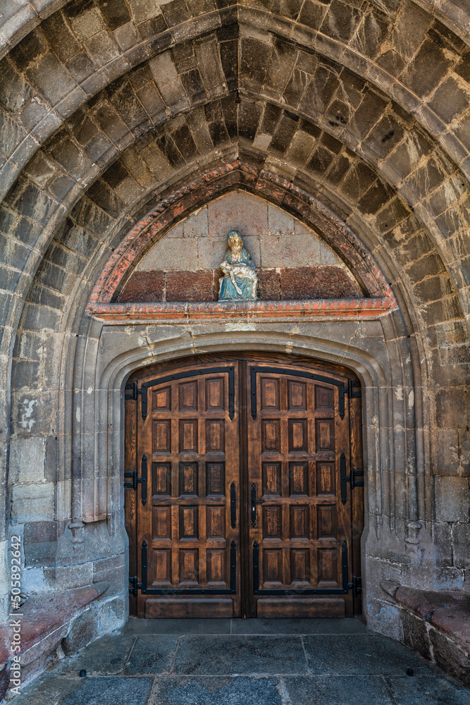 entrée église Saint Dizain Ardes sur Couze, Auvergne