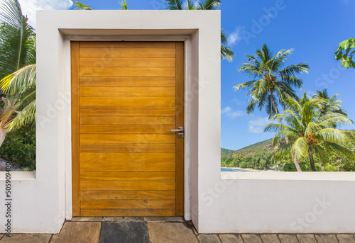 Porte de fond de jardin aux Seychelles  © Unclesam