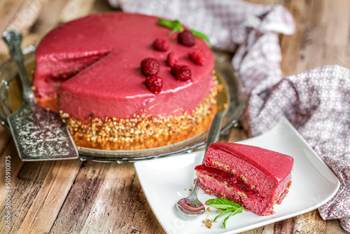 entremet à la framboise sur table en bois rustique