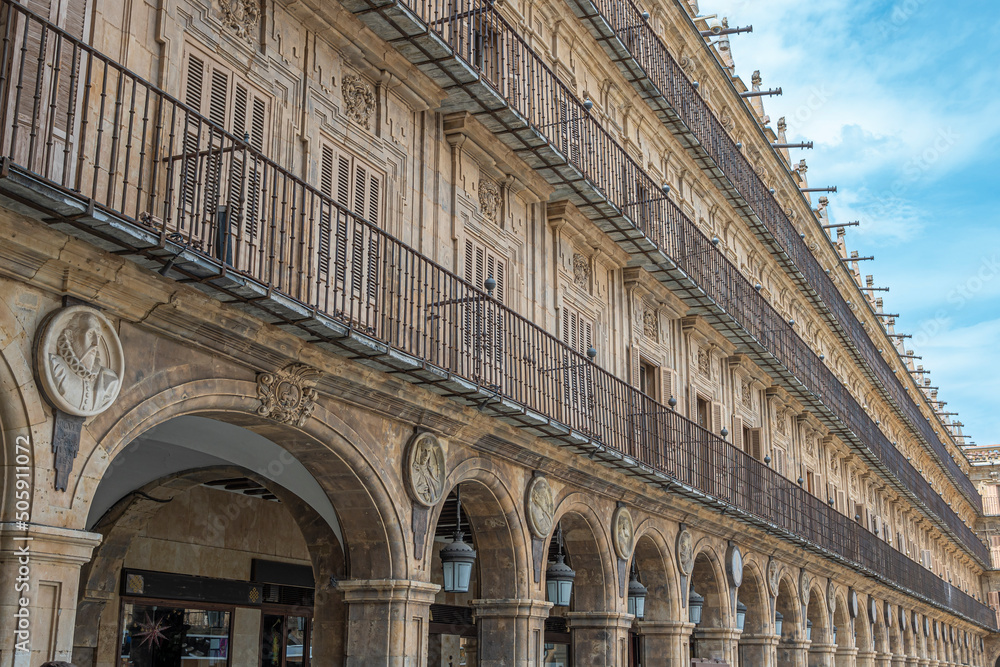 Arcada y balcones en la plaza mayor de Salamanca, España