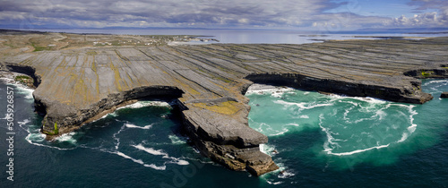 Obraz na płótnie The Black fort by the ocean and cliffs and rugged stone terrain of Aran Island