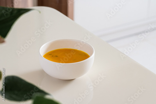 Caldo quente de cabotiá servido em bowl branco.