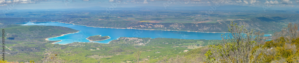 Vue Panoramique du Lac de Sainte-Croix dans le sud de la France .