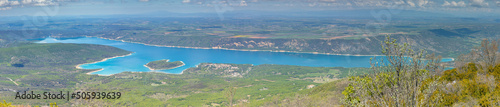Vue Panoramique du Lac de Sainte-Croix dans le sud de la France .