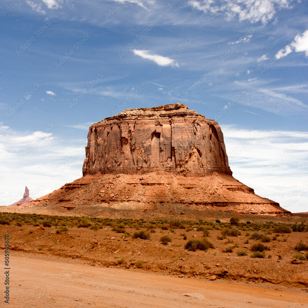 Merrick Butte in Monument Valley in Utah Amerika.
Ansicht auf die Steinformationenen Merrick Butte und im Hintergrund Big Chief. Merrick Butte in Monument Valley in Utah Amerika.
Ansicht auf die Steinformationenen Merrick Butte und im Hintergrund Big Chief.