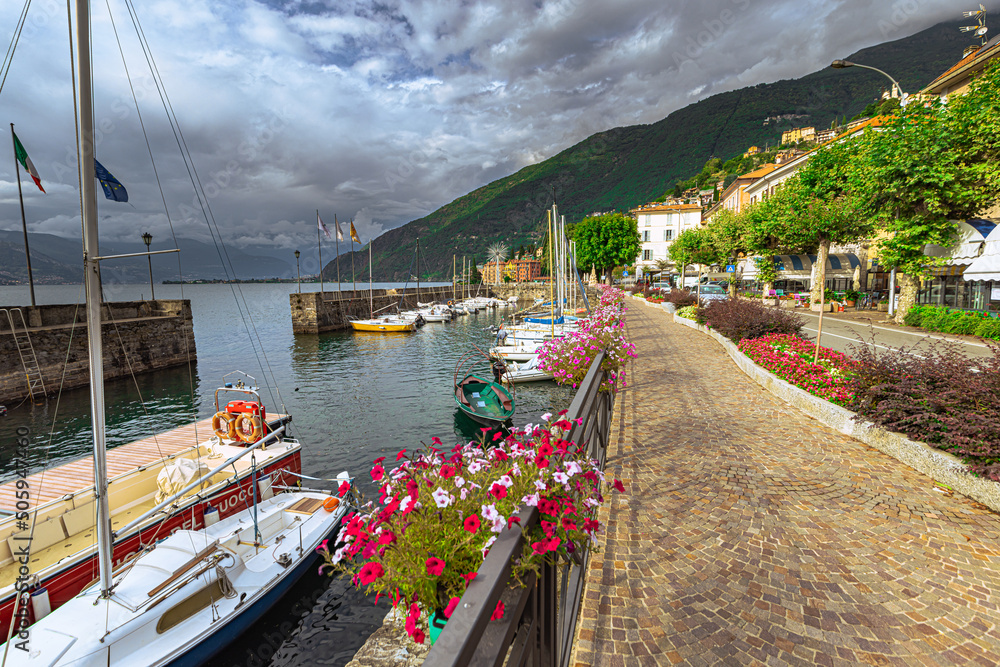 Φωτογραφία Landscape of the town of Bellano in the Como lake, Italy.