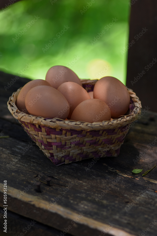 Cesta com ovos frescos. Cesta com ovos frescos.