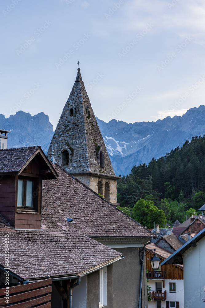 Clocher de l'Eglise de Saint-Firmin, dans la Vallée du Valgaudemar, au coucher du soleil