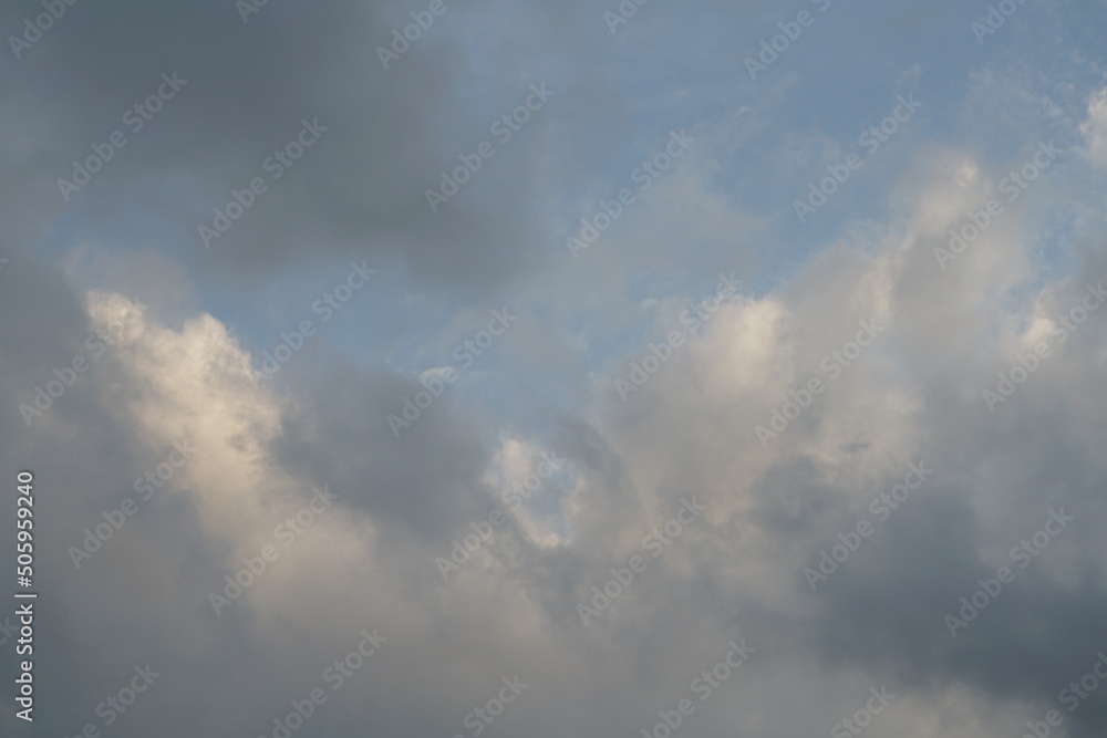 Cumulus, Haufenwolken am abendlichen Himmel, reiner Wolkenhimmel