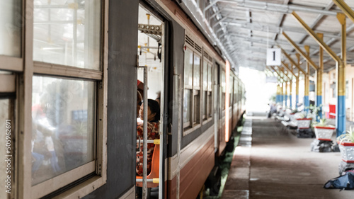 Ein alter Zug hält an einem Bahnsteig in einem traditionellen Bahnhof auf Sri Lanka