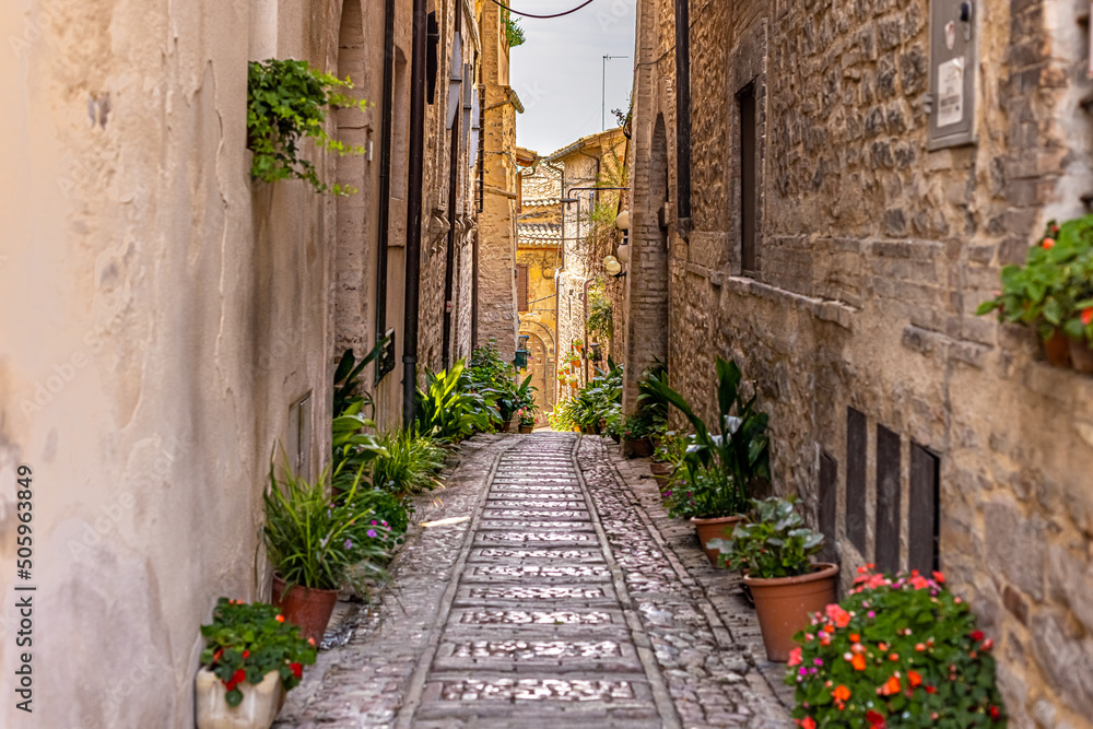 Φωτογραφία Street view of the medieval town of Spello in Umbria, Italy