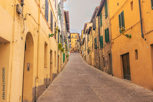 Fototapeta Naklejka Na Ścianę i Meble -  Street View of the medieval city of Siena in Tuscany, Italy