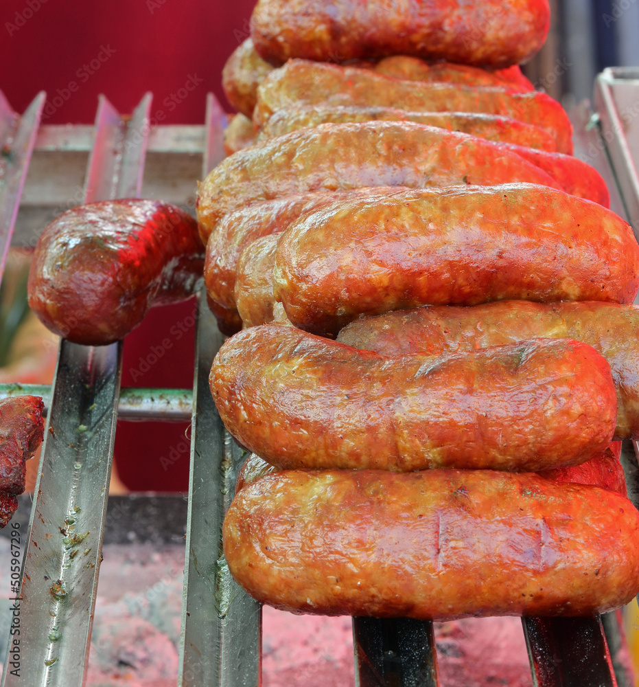 Φωτογραφία juicy pork sausages over the metal grill and in the restaurant specializing in b