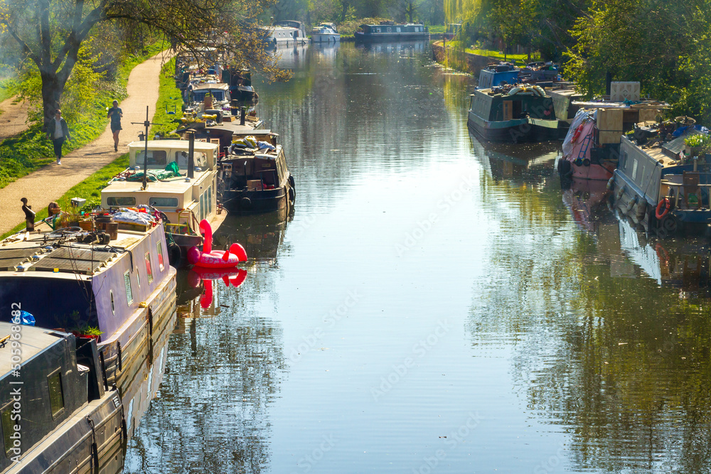 Φωτογραφία London, UK, 25/03/2020: A sunny day in Hackney Wick along the river Lee during L
