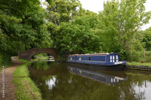 Foto a row of narrow boats on one of Dudley's many canals (or the cut as we know it) near the Stewponey in Stourton