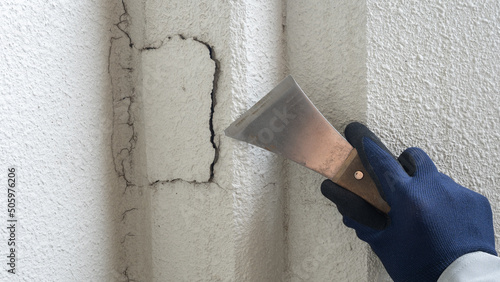 道具で外壁の劣化を削る・下地処理｜リフォーム・塗装業者 photo