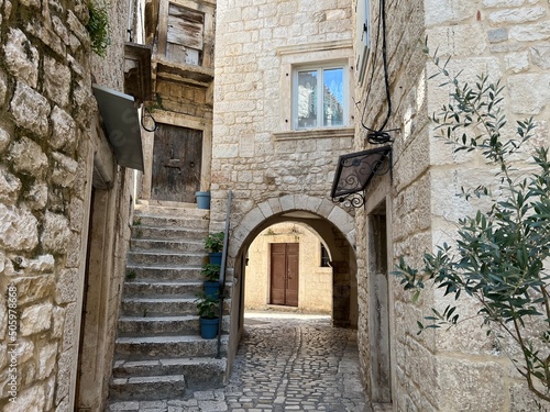 Fototapeta Naklejka Na Ścianę i Meble -  Alleyway in the old town of Trogir, Croatia