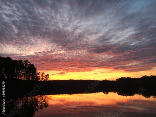 Fototapeta Naklejka Na Ścianę i Meble -  Sunset over Lake Raleigh