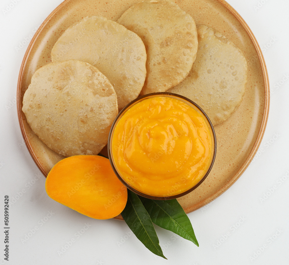 Φωτογραφία Aam Ras Puri is a delicious Indian recipe served as a seasonal Dessert, Aamras is plain Haapus or Alphonso Mango Puree/Pulp served with puri