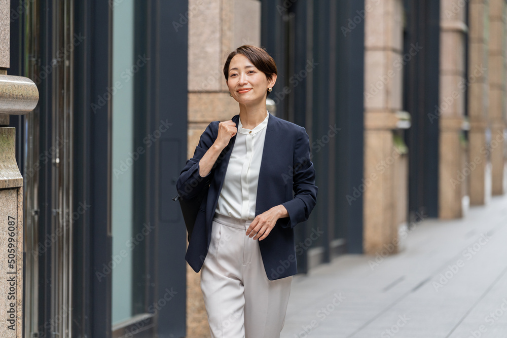 バッグを持ち出勤・外回りをする日本人女性 バッグを持ち出勤・外回りをする日本人女性