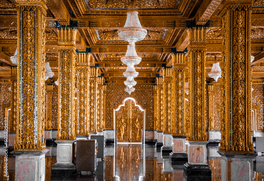 Ταπετσαρία Wat Chantaram and Wat Tha Sung temple, Crystal Sanctuary 100 m long, in Uthai Th