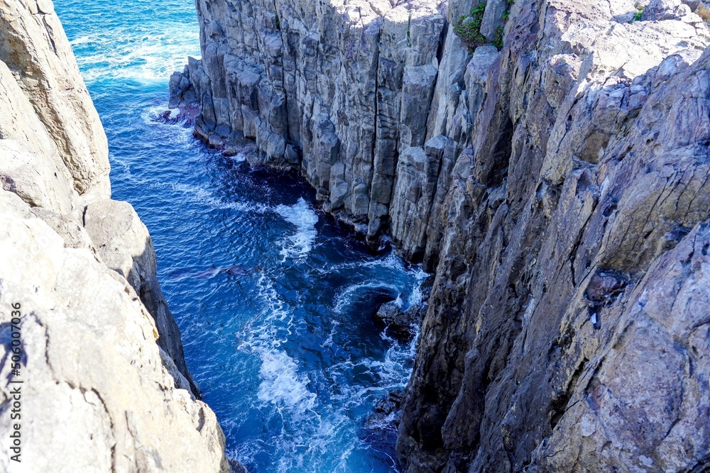 崖の上から見下ろす日本海の荒海の情景@東尋坊、福井 Stock Photo | Adobe Stock