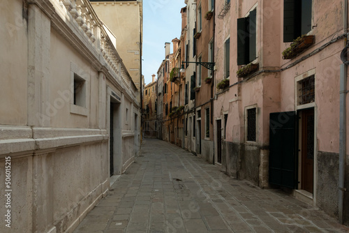 alleys without tourists in venice