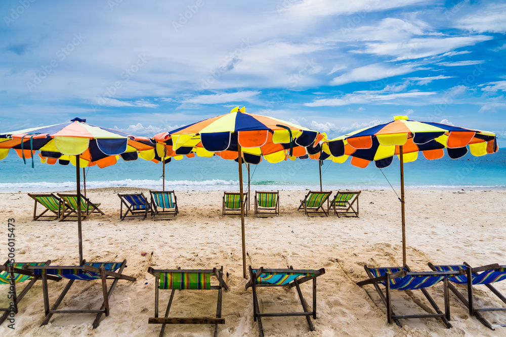 Fototapeta premium Khai Nok island is one of the most famous island in Thailand .Crystal clear water and white sand beach.