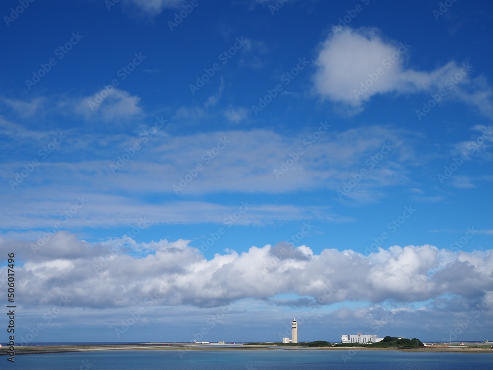 沖縄の空と管制塔