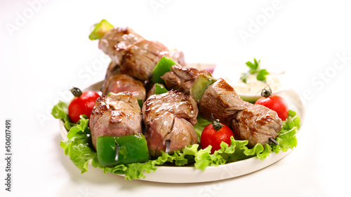 Φωτογραφία grilled beef skewer and lettuce isolated on white background