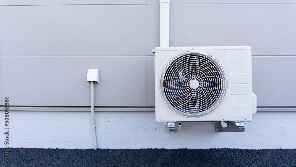 屋外に設置されたエアコンの室外機 屋外に設置されたエアコンの室外機