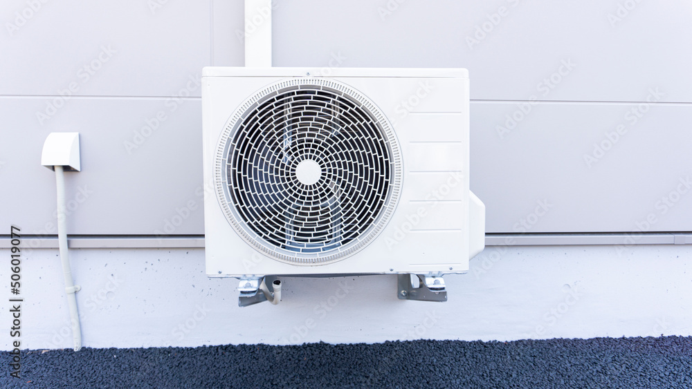 屋外に設置されたエアコンの室外機 屋外に設置されたエアコンの室外機
