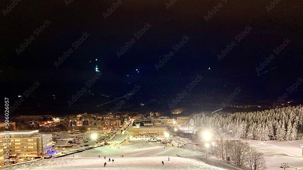 Fototapeta premium ライトアップされたナイター時間のニセコヒラフスキー場と俱知安の夜の街並み