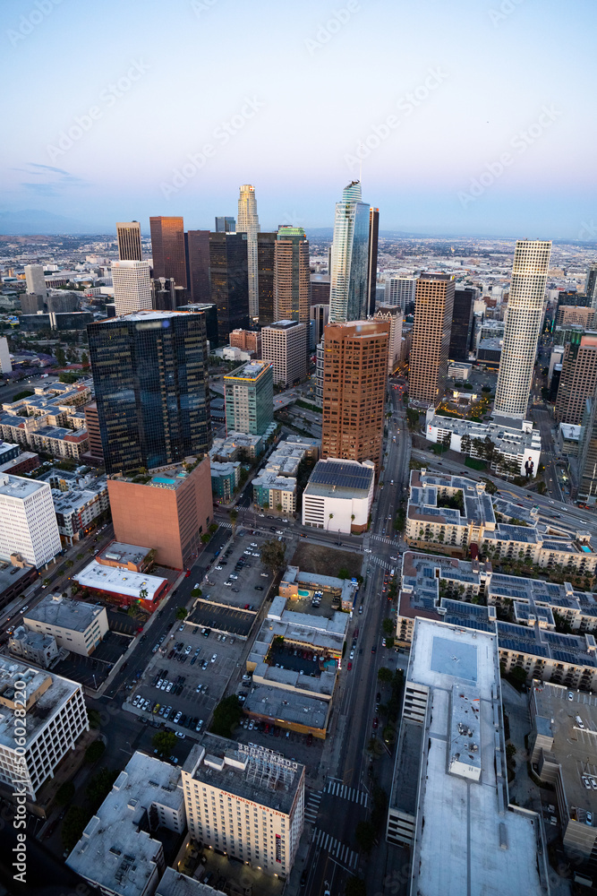 Obraz premium The downtown Los Angeles California and the city traffic at dusk