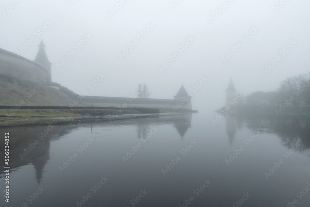 Obraz premium Pskov Kremlin and Trinity Cathedral in fog