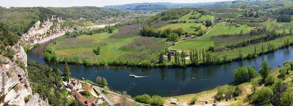 Photo panoramique de la rivière Dodogne à la Roque-Gageac en Dordogne dans le Périgord noir