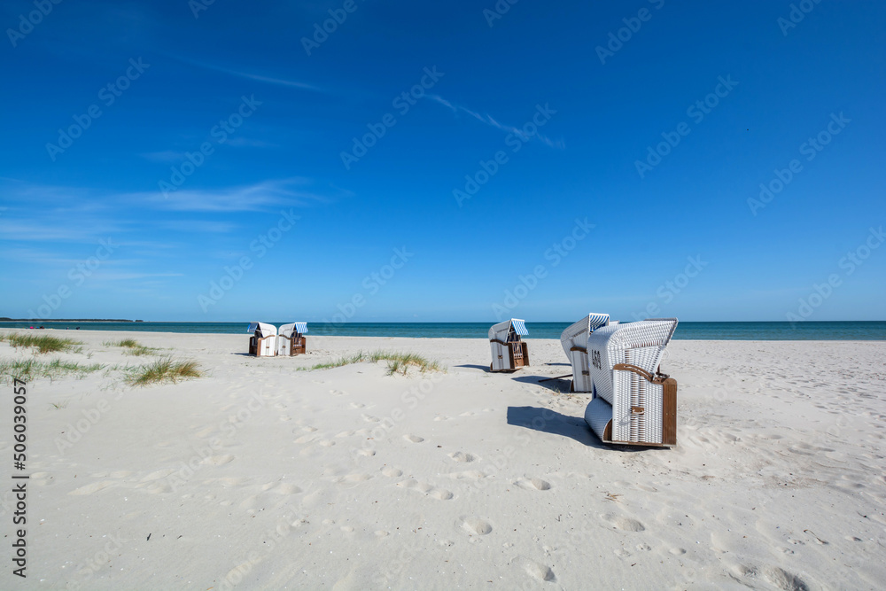 weiß-braune Strandkörbe am Strand in Prerow, Fischland-Darß