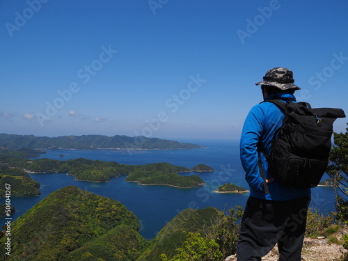 対馬金田城頂上から浅茅湾の島々の絶景を眺める人
