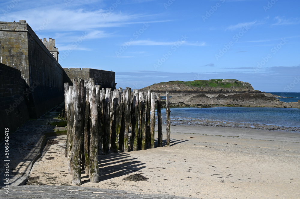 Brise-lames devant les remparts de Saint-Malo Brise-lames devant les remparts de Saint-Malo