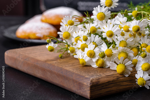 Fototapeta Naklejka Na Ścianę i Meble -  Garden camomile flowers bouquet on a yellow concrete table