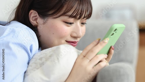 スマートフォンを見る若い女性