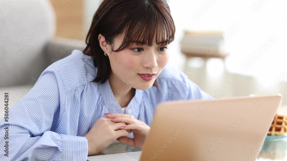 パソコンを見る若い女性 パソコンを見る若い女性