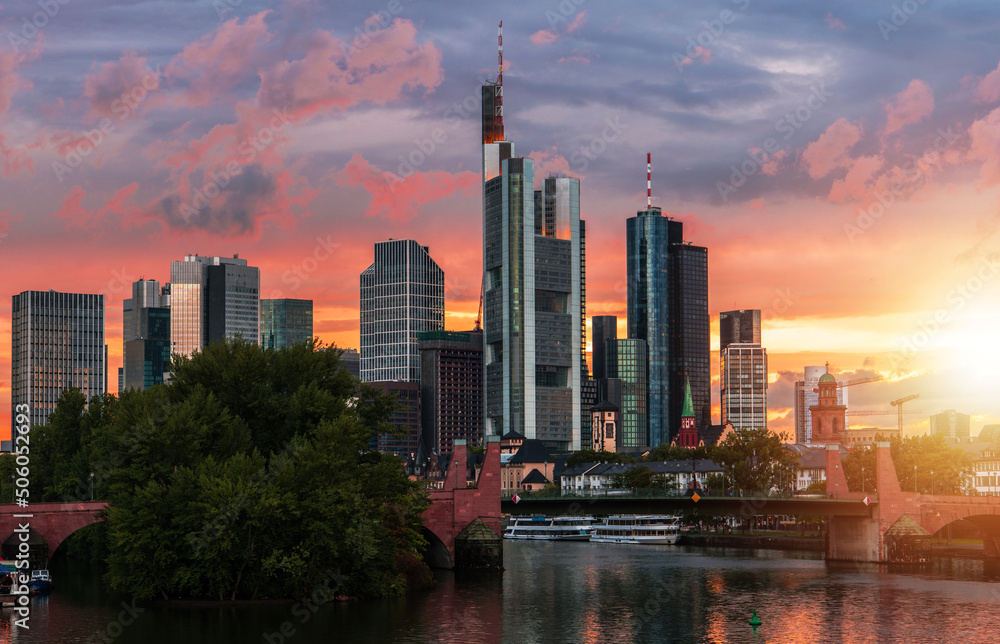 Naklejka premium Summer Sunset Sky Over Frankfurt am Main Skyline