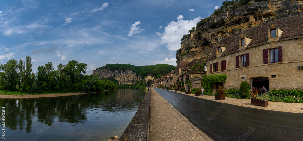 Fototapeta premium view of the historic village of La Roque-Gageac with the Dordogne River and cliffside houses