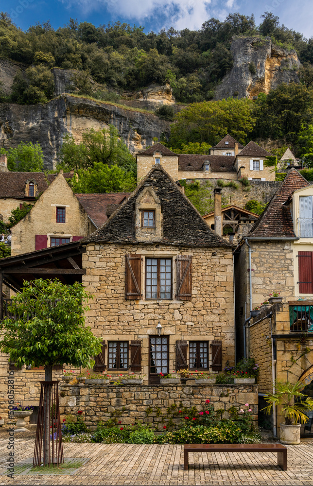 close-up view of the cliffside brownstone houses in the historic French village of La Roque-Gageac