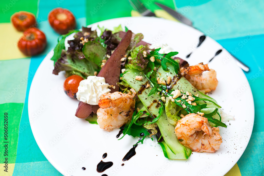 Green salad with pear (drunken pear, pear in wine) and shrimp in yogurt sauce, sprinkled with pine nuts Green salad with pear (drunken pear, pear in wine) and shrimp in yogurt sauce, sprinkled with pine nuts