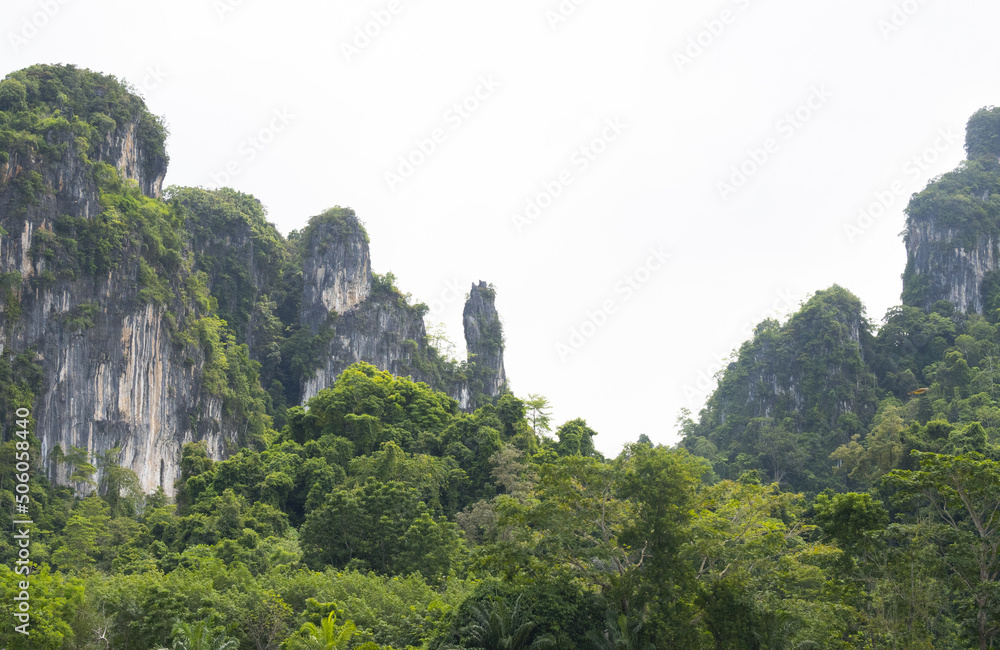 paysage dans la région de Krabi et d'Ao Nang, paysages de rochers effilés, de roches karstiques