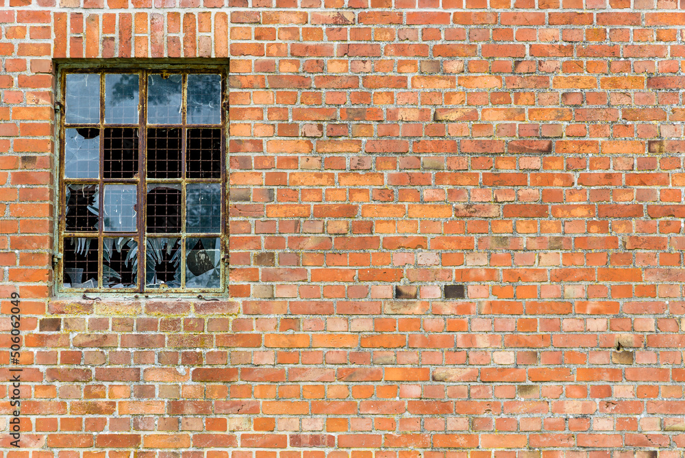 Zerbrochene Fesnsterscheiben in einer roten Backsteinwand Zerbrochene Fesnsterscheiben in einer roten Backsteinwand
