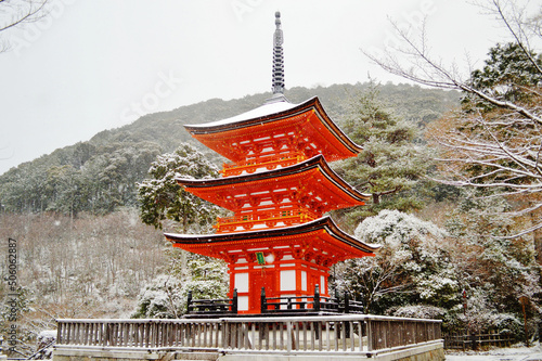 早朝の京都市清水寺子安塔の雪景色