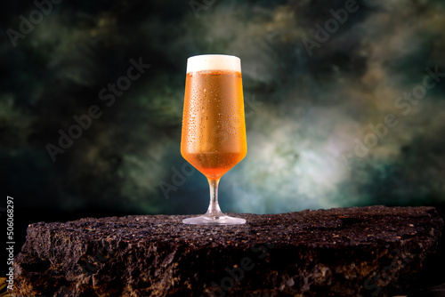 Eiskaltes Bier im Glas mit Schaum und Wassertropfen photo